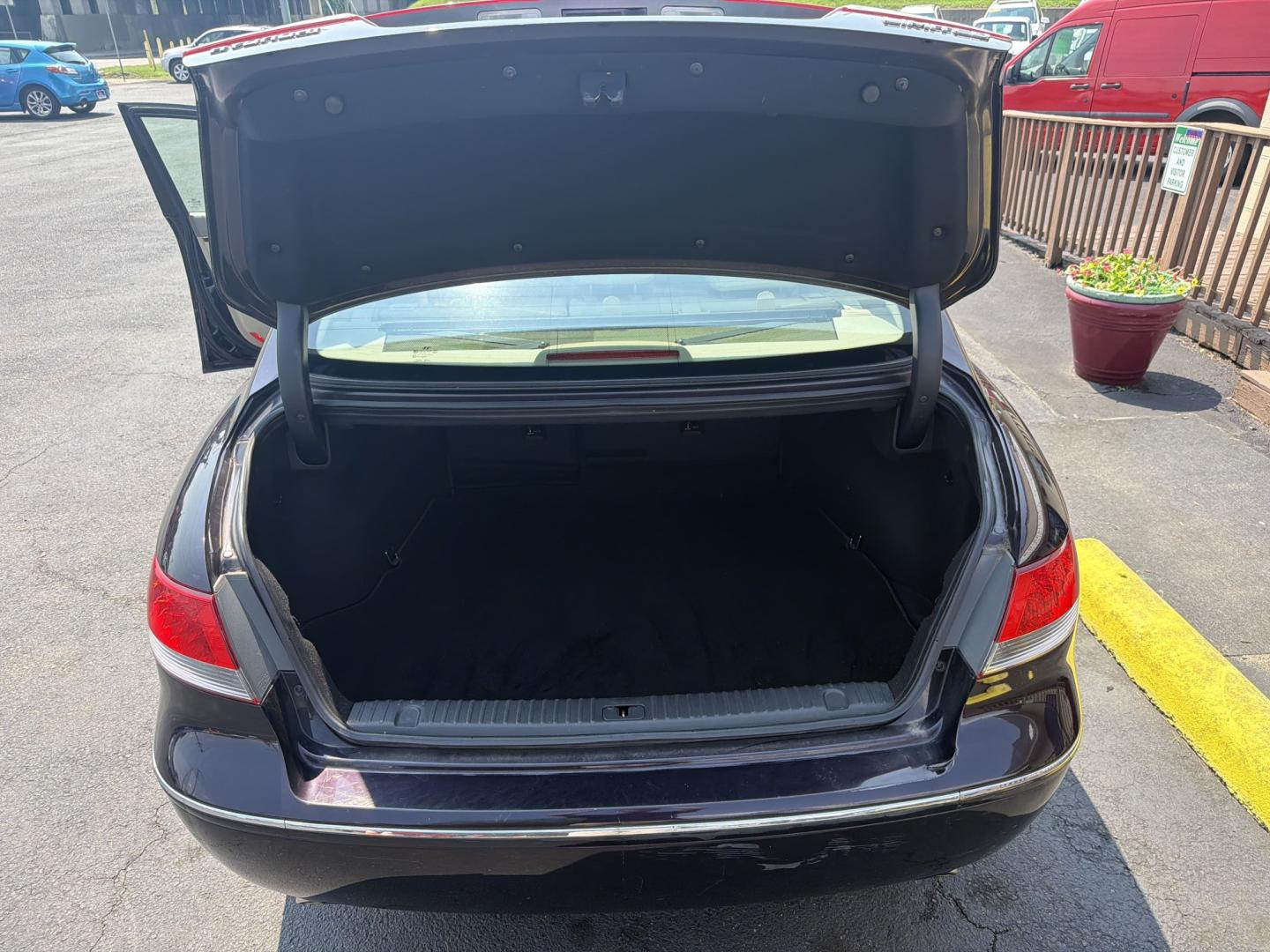 2006 Hyundai Azera Limited (KMHFC46F86A) with an 3.8L V6 DOHC 24V engine, 5A OD transmission, located at 5700 Curlew Drive, Norfolk, VA, 23502, (757) 455-6330, 36.841885, -76.209412- Photo#9