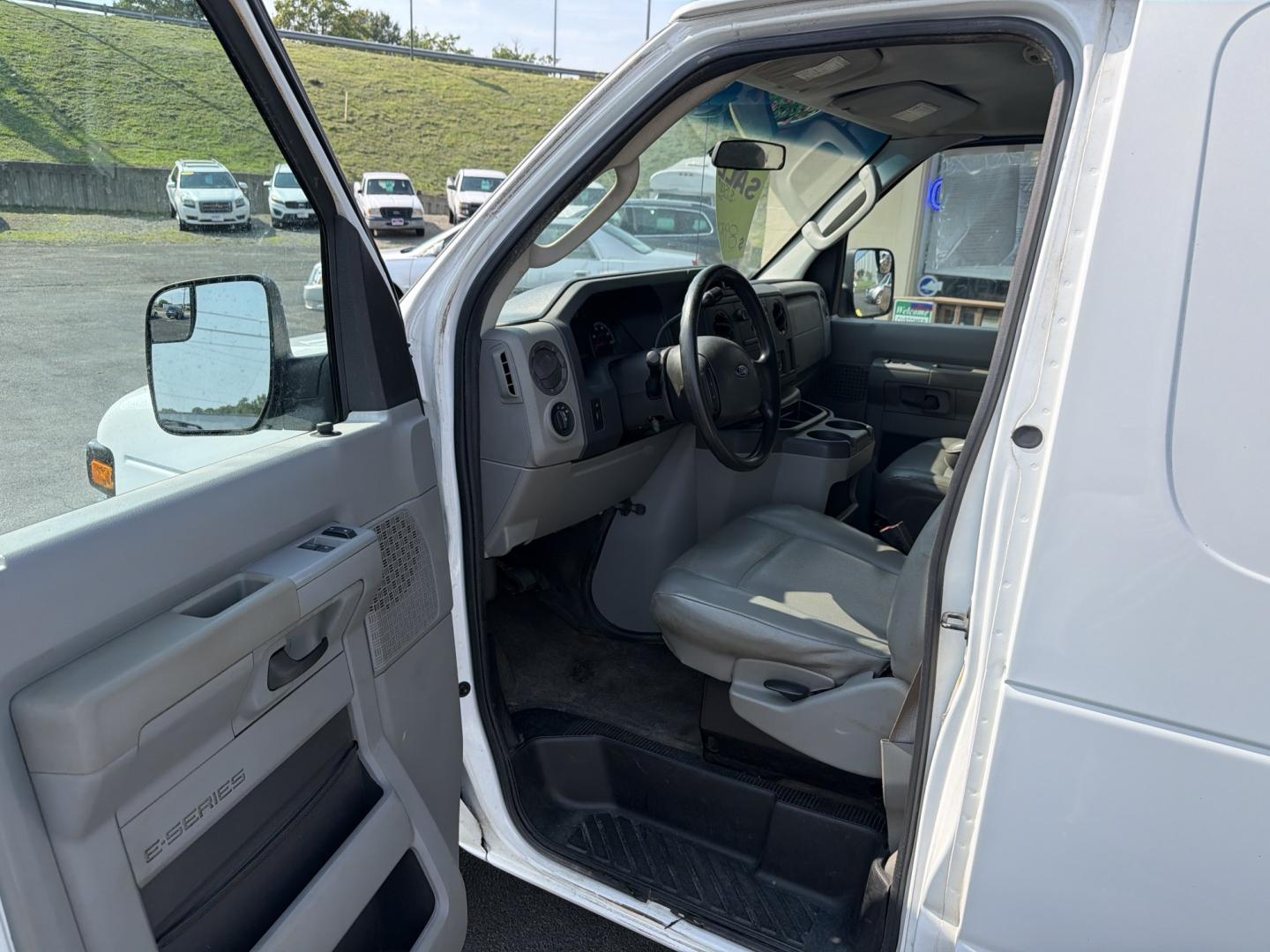 2011 WHITE Ford E-Series Van E-150 (1FTNE1EWXBD) with an 4.6L V8 SOHC 16V engine, 4A transmission, located at 5700 Curlew Drive, Norfolk, VA, 23502, (757) 455-6330, 36.841885, -76.209412- Photo#5