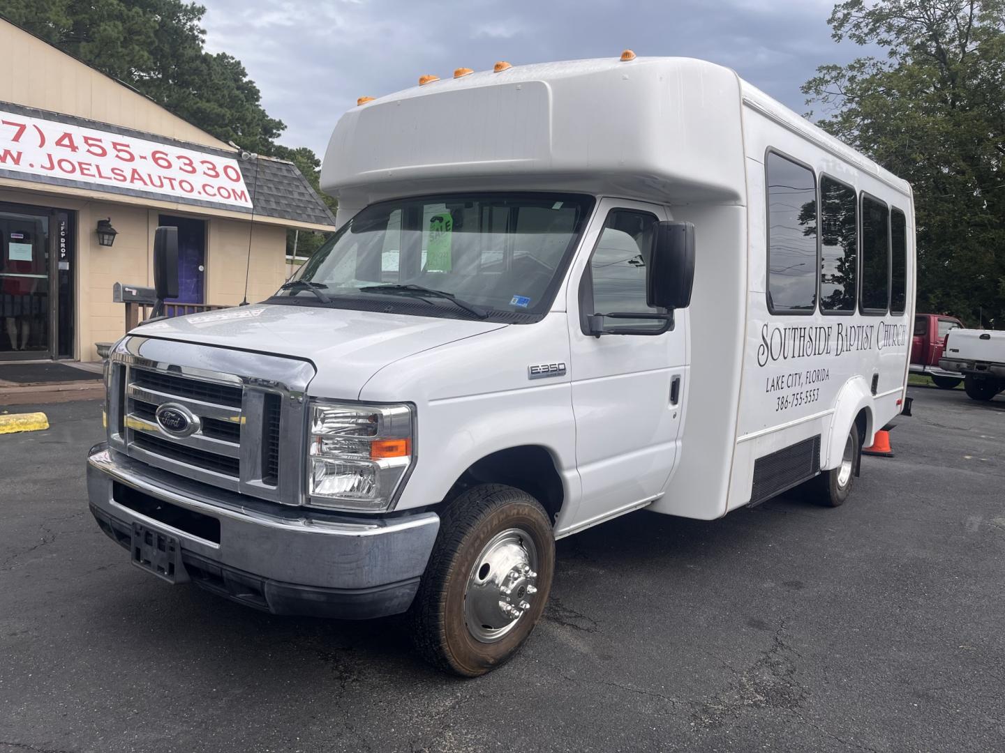 2012 WHITE /Gray Ford Econoline E350 (1FDEE3FS8CD) with an 6.8L V10 SOHC 20V engine, Automatic transmission, located at 5700 Curlew Drive, Norfolk, VA, 23502, (757) 455-6330, 36.841885, -76.209412 - CASH DEAL NO IN HOUSE FINANCING -2012 Ford Econoline E350 Cutaway Bus -20K original miles -Wheel chair lift -12 Passengers, 1 Driver+ Space for wheel chair, No cdl required -Excellent condition everything works as should -Can remove decals before sale -V10 Gas -Virginia Dealer $250 Pro- Photo#1