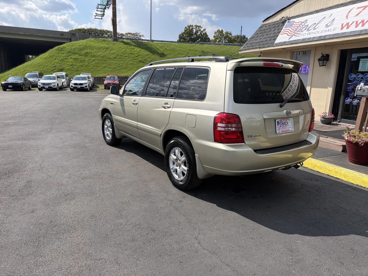 2001 Gold Toyota Highlander V6 4WD (JTEHF21A810) with an 3.0L V6 DOHC 24V engine, located at 5700 Curlew Drive, Norfolk, VA, 23502, (757) 455-6330, 36.841885, -76.209412- Photo#1