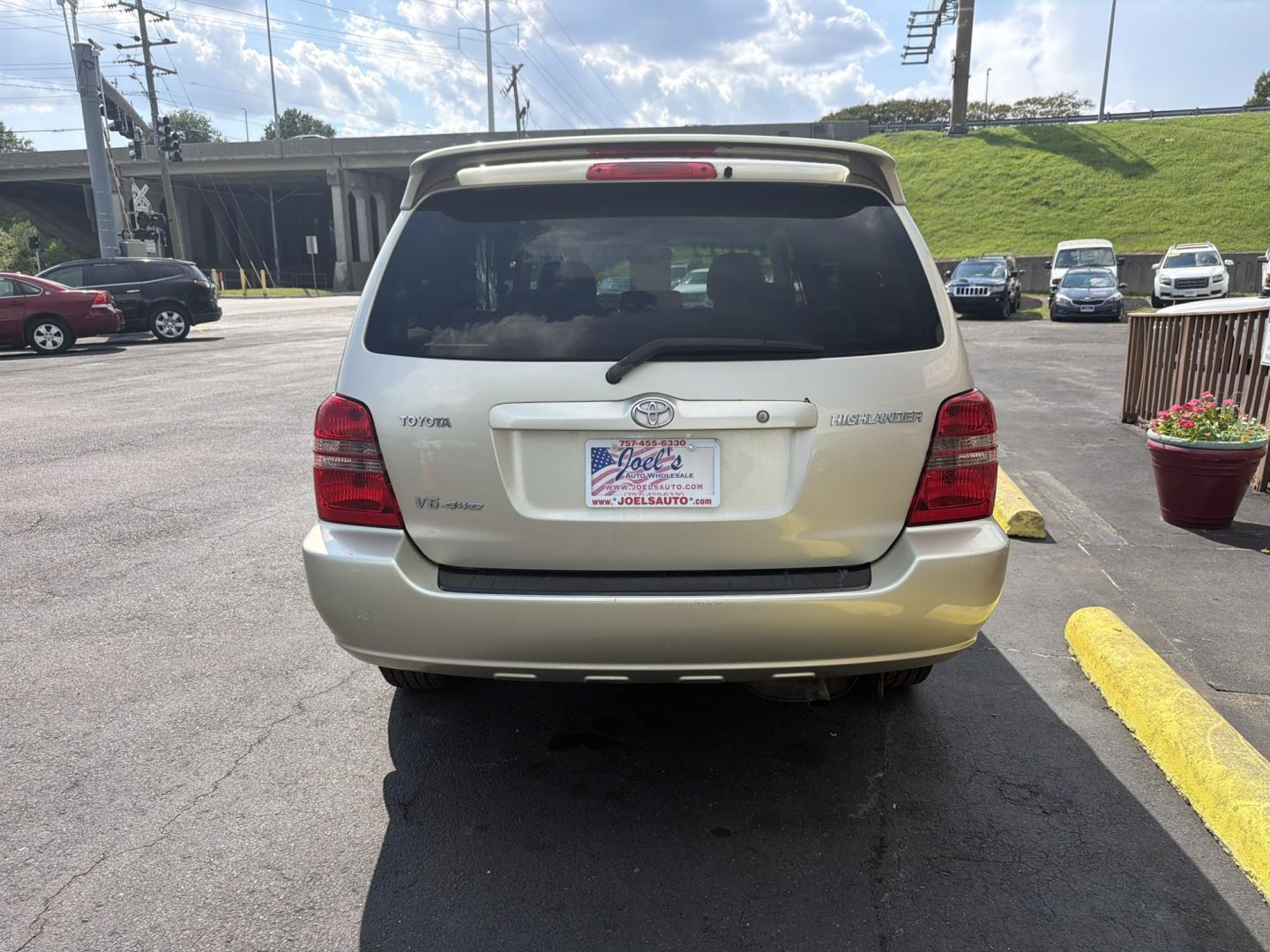 2001 Gold Toyota Highlander V6 4WD (JTEHF21A810) with an 3.0L V6 DOHC 24V engine, located at 5700 Curlew Drive, Norfolk, VA, 23502, (757) 455-6330, 36.841885, -76.209412- Photo#2