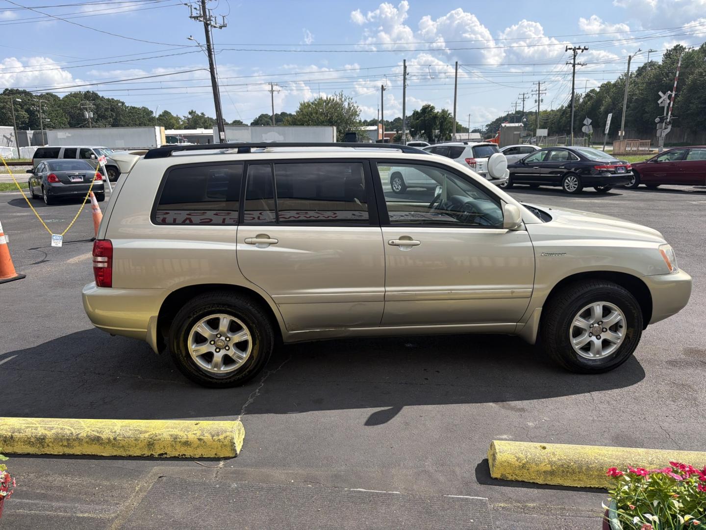 2001 Gold Toyota Highlander V6 4WD (JTEHF21A810) with an 3.0L V6 DOHC 24V engine, located at 5700 Curlew Drive, Norfolk, VA, 23502, (757) 455-6330, 36.841885, -76.209412- Photo#3