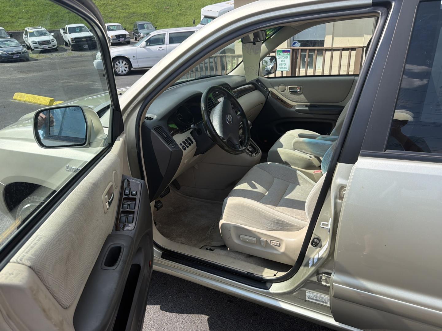 2001 Gold Toyota Highlander V6 4WD (JTEHF21A810) with an 3.0L V6 DOHC 24V engine, located at 5700 Curlew Drive, Norfolk, VA, 23502, (757) 455-6330, 36.841885, -76.209412- Photo#5