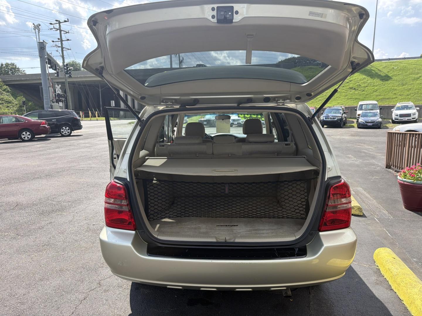 2001 Gold Toyota Highlander V6 4WD (JTEHF21A810) with an 3.0L V6 DOHC 24V engine, located at 5700 Curlew Drive, Norfolk, VA, 23502, (757) 455-6330, 36.841885, -76.209412- Photo#9