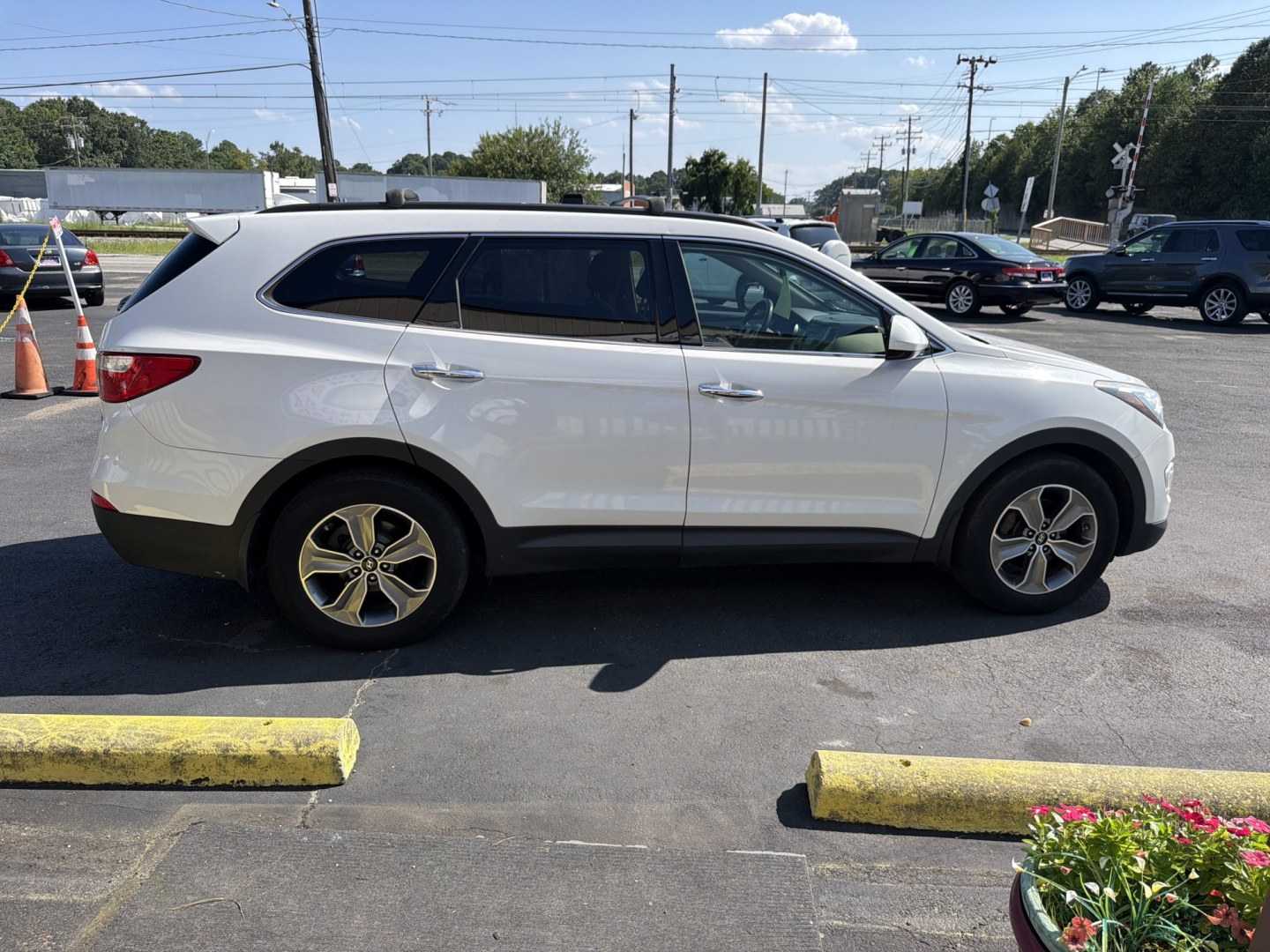 2014 WHITE Hyundai Santa Fe GLS AWD (KM8SMDHF8EU) with an 3.3L V6 DOHC 24V engine, 6A transmission, located at 5700 Curlew Drive, Norfolk, VA, 23502, (757) 455-6330, 36.841885, -76.209412- Photo#3