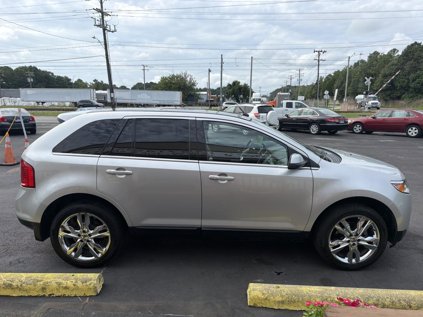 2013 Silver Ford Edge Limited AWD (2FMDK4KC5DB) with an 3.5L V6 DOHC 24V engine, 6A transmission, located at 5700 Curlew Drive, Norfolk, VA, 23502, (757) 455-6330, 36.841885, -76.209412- Photo#3
