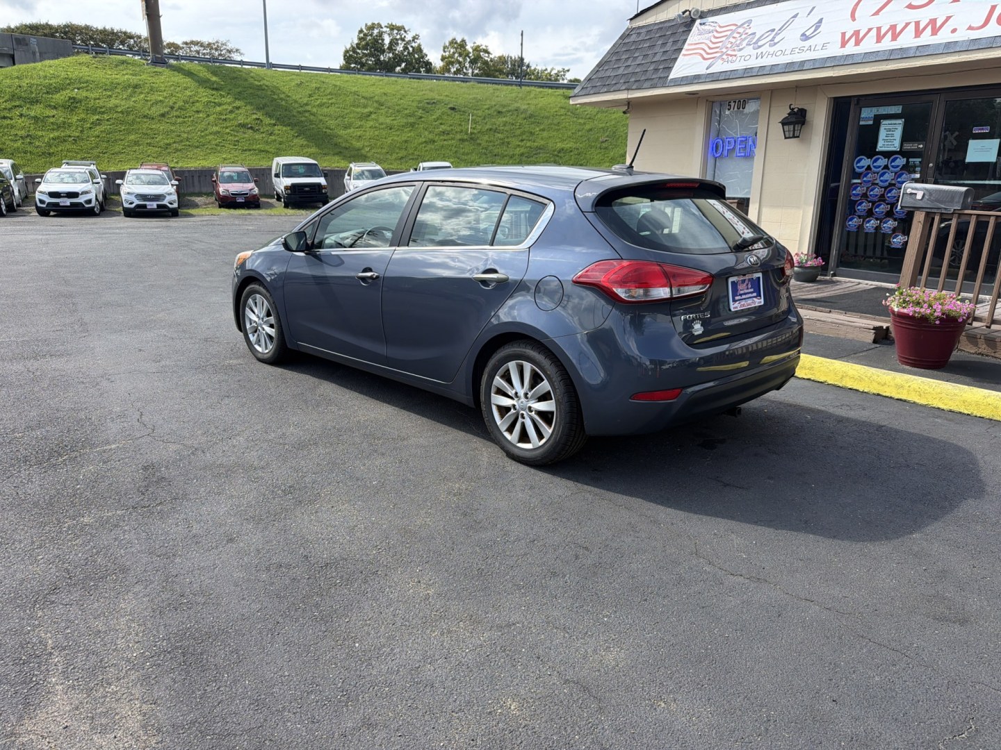 2015 Gray Kia Forte 5-Door EX (KNAFX5A83F5) with an 2.0L L4 DOHC 16V engine, 6A transmission, located at 5700 Curlew Drive, Norfolk, VA, 23502, (757) 455-6330, 36.841885, -76.209412- Photo#1