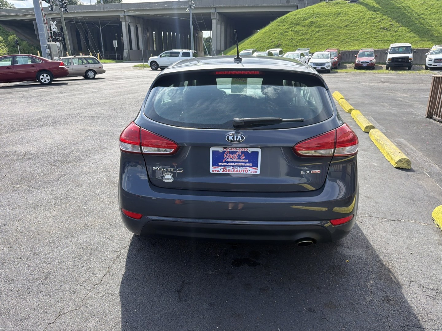 2015 Gray Kia Forte 5-Door EX (KNAFX5A83F5) with an 2.0L L4 DOHC 16V engine, 6A transmission, located at 5700 Curlew Drive, Norfolk, VA, 23502, (757) 455-6330, 36.841885, -76.209412- Photo#2