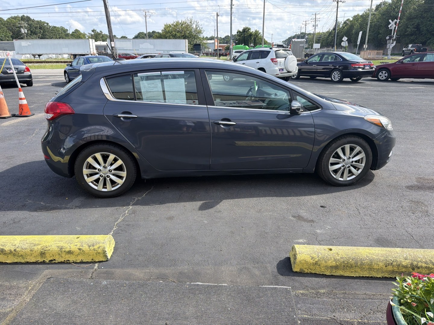 2015 Gray Kia Forte 5-Door EX (KNAFX5A83F5) with an 2.0L L4 DOHC 16V engine, 6A transmission, located at 5700 Curlew Drive, Norfolk, VA, 23502, (757) 455-6330, 36.841885, -76.209412- Photo#3