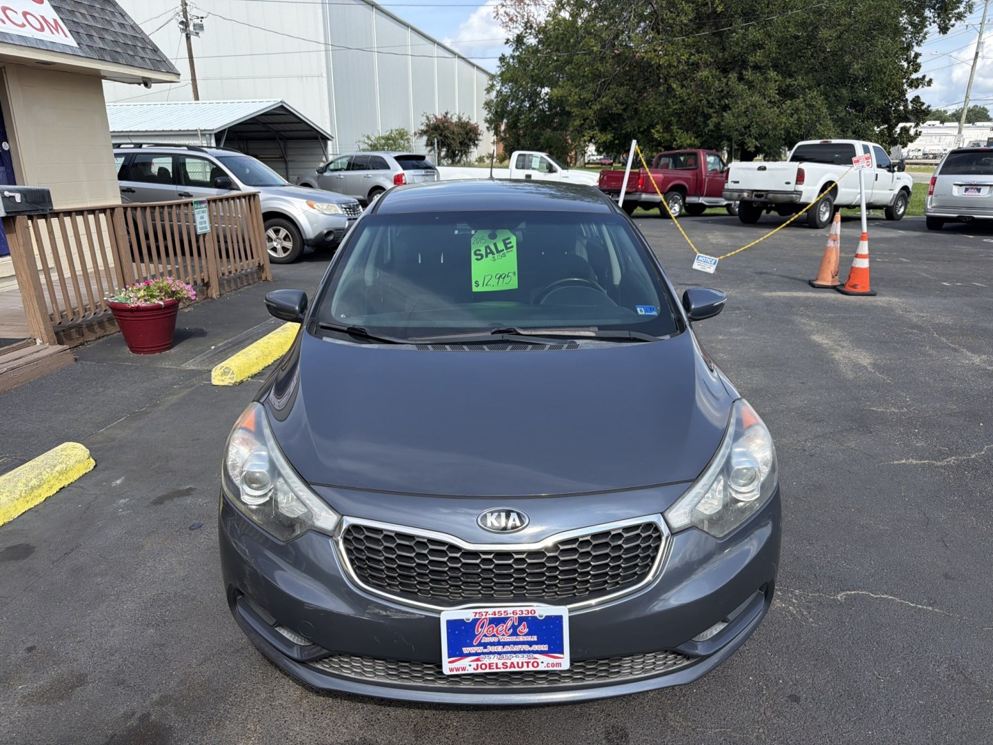 2015 Gray Kia Forte 5-Door EX (KNAFX5A83F5) with an 2.0L L4 DOHC 16V engine, 6A transmission, located at 5700 Curlew Drive, Norfolk, VA, 23502, (757) 455-6330, 36.841885, -76.209412- Photo#4