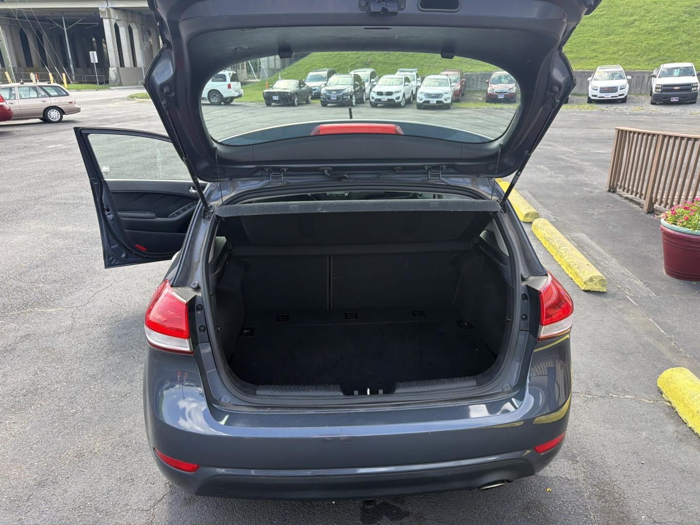 2015 Gray Kia Forte 5-Door EX (KNAFX5A83F5) with an 2.0L L4 DOHC 16V engine, 6A transmission, located at 5700 Curlew Drive, Norfolk, VA, 23502, (757) 455-6330, 36.841885, -76.209412- Photo#9