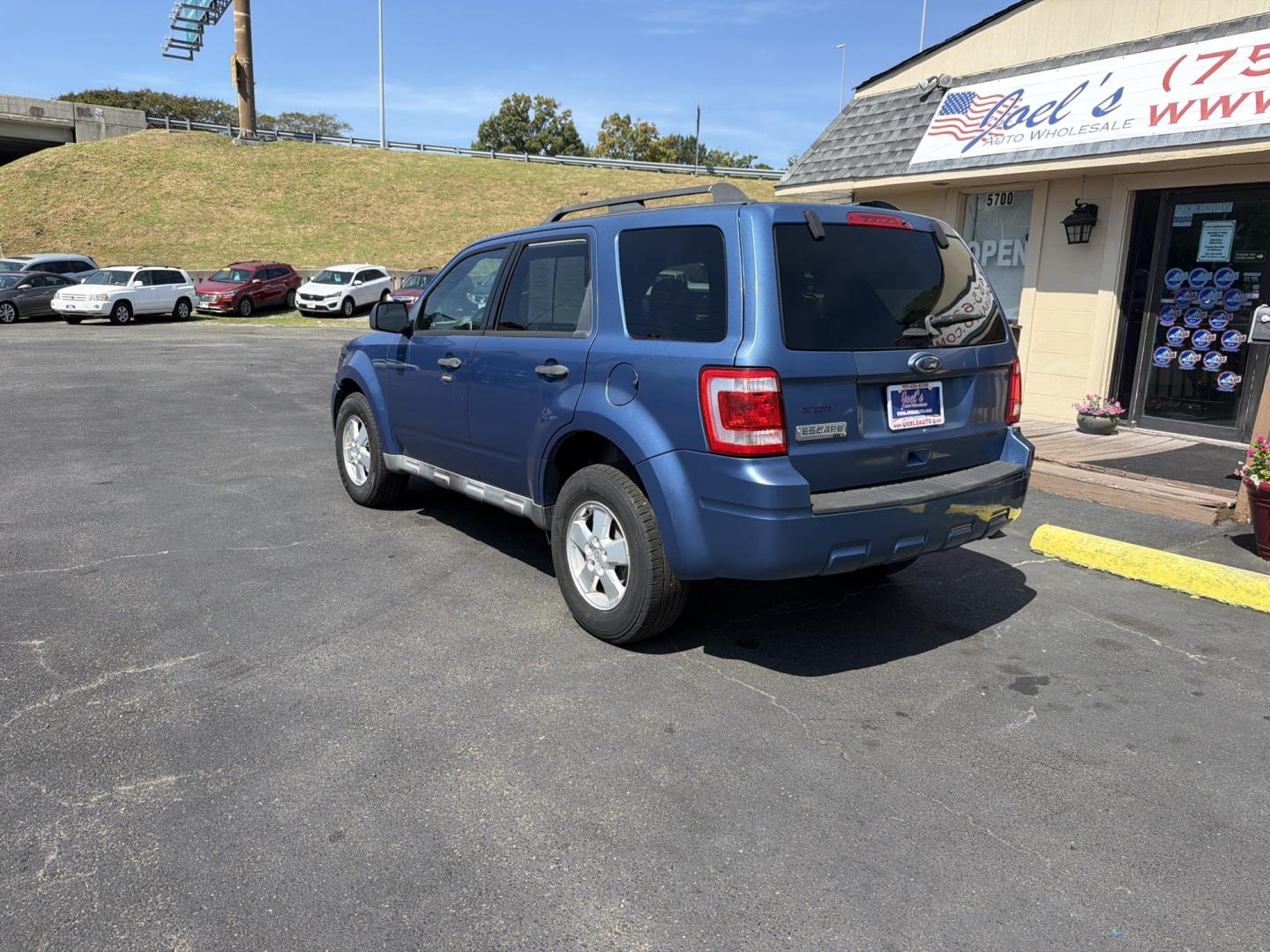 2010 Blue Ford Escape XLT FWD (1FMCU0D75AK) with an 2.5L L4 DOHC 16V engine, 6A transmission, located at 5700 Curlew Drive, Norfolk, VA, 23502, (757) 455-6330, 36.841885, -76.209412- Photo#1