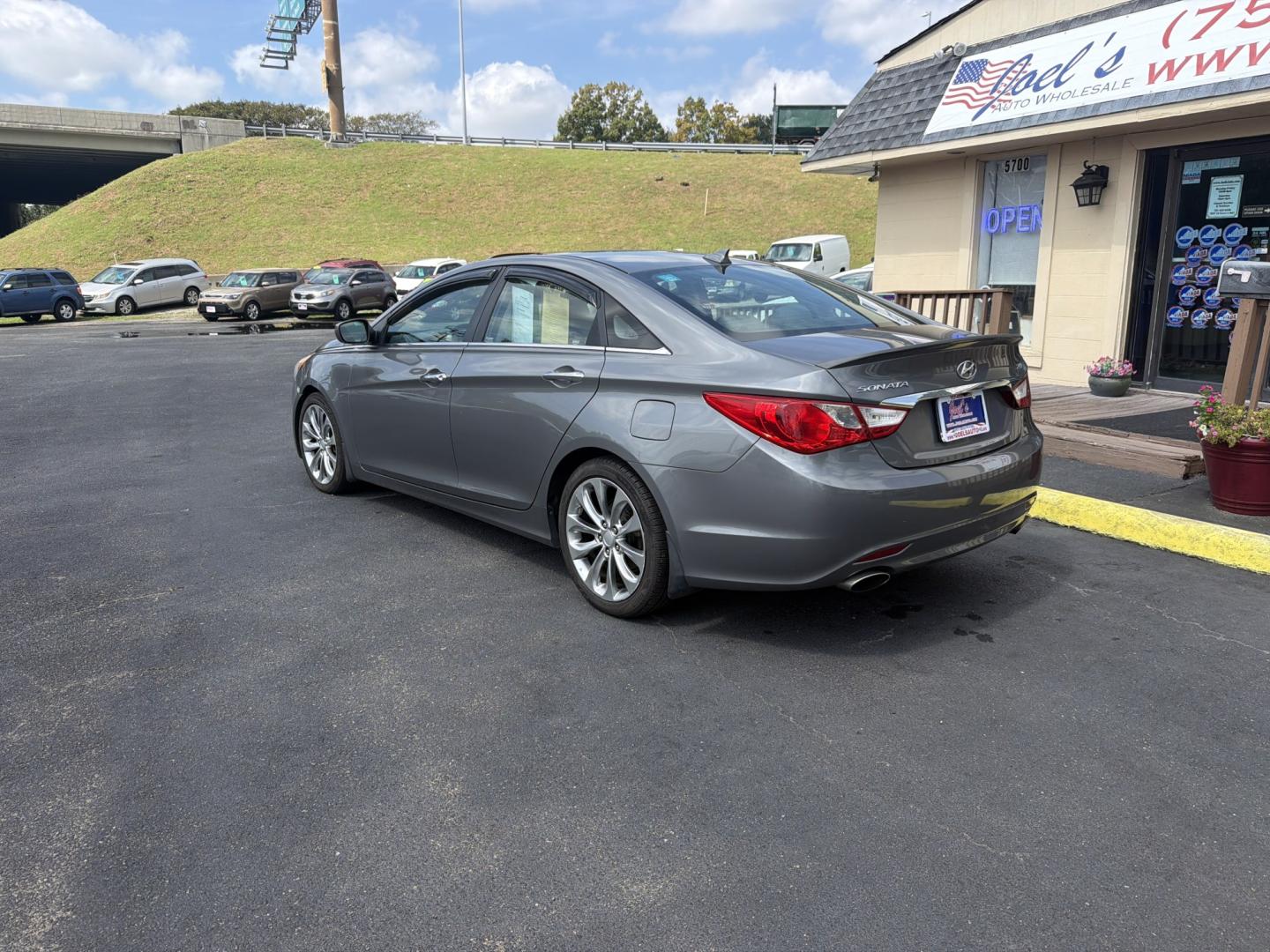 2013 Gray Hyundai Sonata SE Auto (5NPEC4AB0DH) with an 2.0L L4 DOHC 16V engine, 6-Speed Automatic transmission, located at 5700 Curlew Drive, Norfolk, VA, 23502, (757) 455-6330, 36.841885, -76.209412- Photo#1
