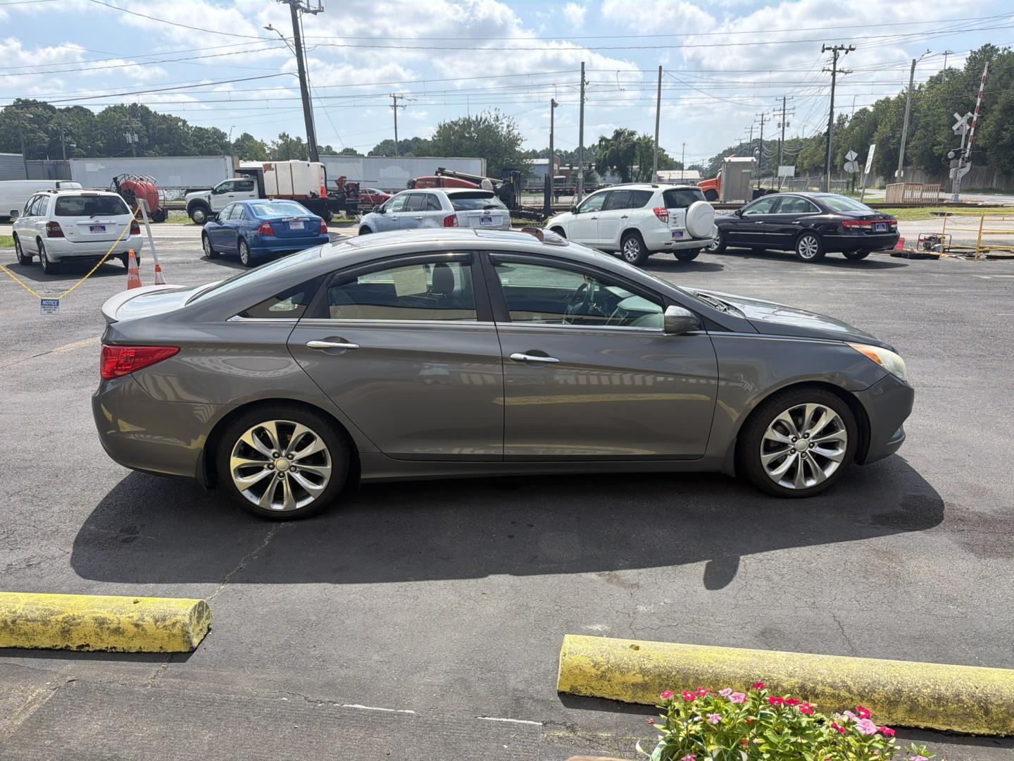 2013 Gray Hyundai Sonata SE Auto (5NPEC4AB0DH) with an 2.0L L4 DOHC 16V engine, 6-Speed Automatic transmission, located at 5700 Curlew Drive, Norfolk, VA, 23502, (757) 455-6330, 36.841885, -76.209412- Photo#3
