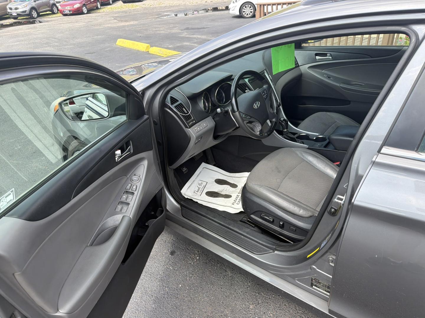 2013 Gray Hyundai Sonata SE Auto (5NPEC4AB0DH) with an 2.0L L4 DOHC 16V engine, 6-Speed Automatic transmission, located at 5700 Curlew Drive, Norfolk, VA, 23502, (757) 455-6330, 36.841885, -76.209412- Photo#5