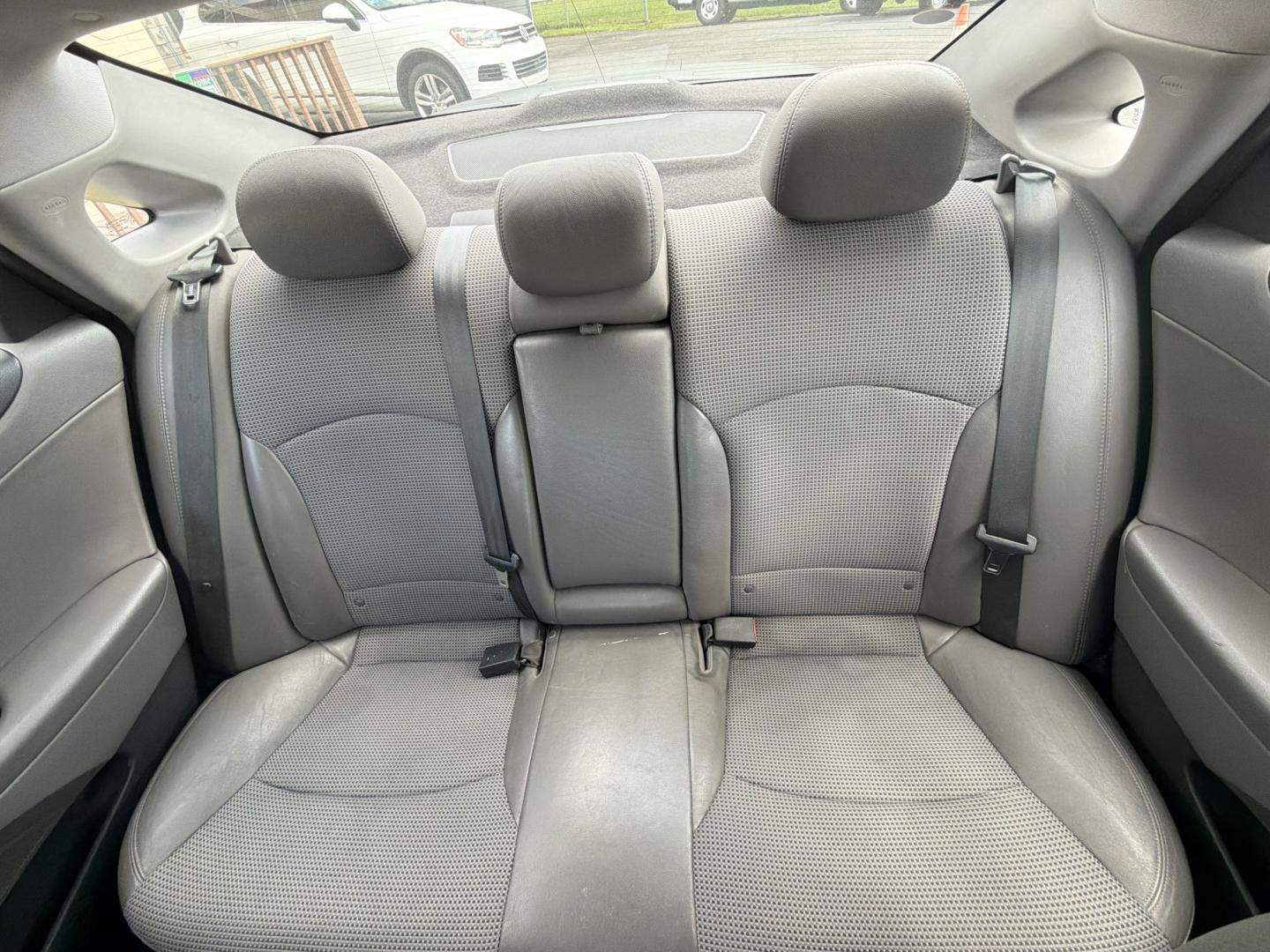 2013 Gray Hyundai Sonata SE Auto (5NPEC4AB0DH) with an 2.0L L4 DOHC 16V engine, 6-Speed Automatic transmission, located at 5700 Curlew Drive, Norfolk, VA, 23502, (757) 455-6330, 36.841885, -76.209412- Photo#8