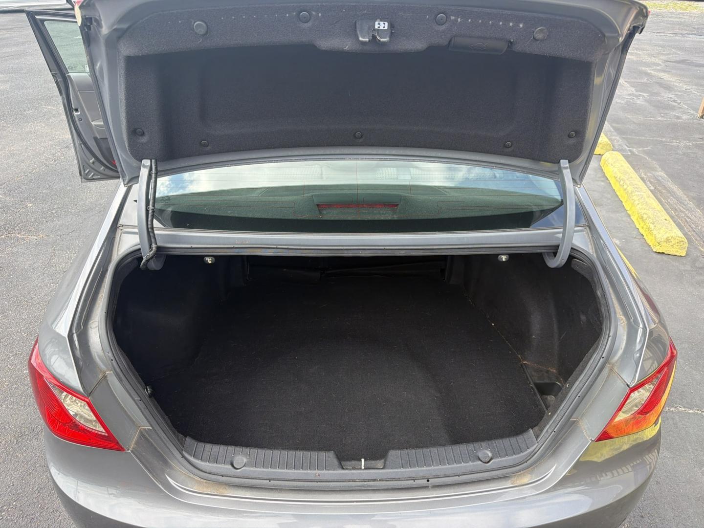 2013 Gray Hyundai Sonata SE Auto (5NPEC4AB0DH) with an 2.0L L4 DOHC 16V engine, 6-Speed Automatic transmission, located at 5700 Curlew Drive, Norfolk, VA, 23502, (757) 455-6330, 36.841885, -76.209412- Photo#9
