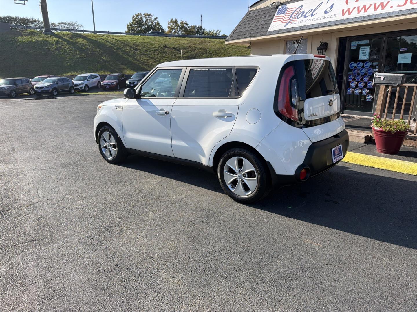 2015 White Kia Soul Base (KNDJN2A23F7) with an 1.6L L4 DOHC 16V engine, located at 5700 Curlew Drive, Norfolk, VA, 23502, (757) 455-6330, 36.841885, -76.209412- Photo#1