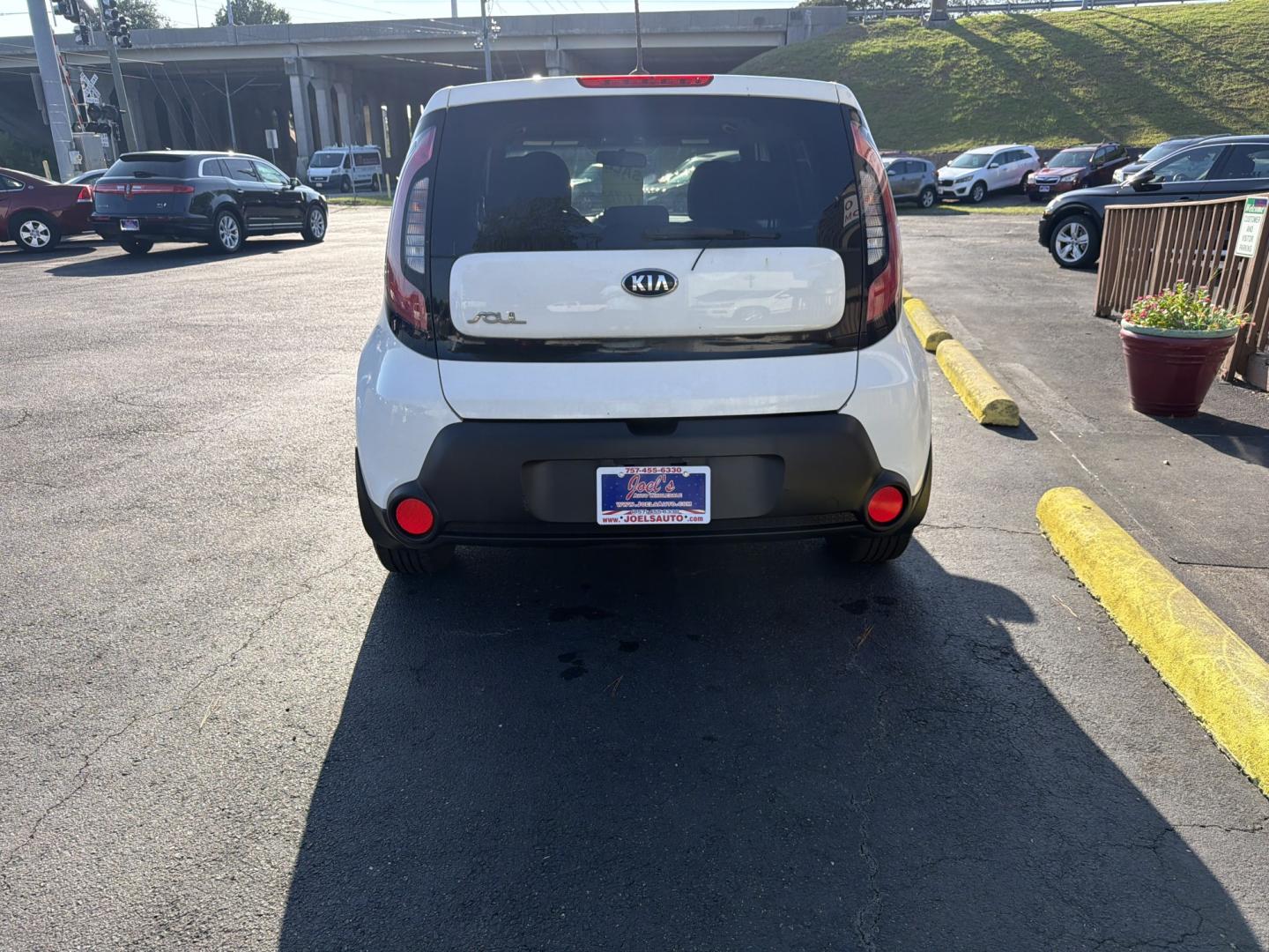 2015 White Kia Soul Base (KNDJN2A23F7) with an 1.6L L4 DOHC 16V engine, located at 5700 Curlew Drive, Norfolk, VA, 23502, (757) 455-6330, 36.841885, -76.209412- Photo#2