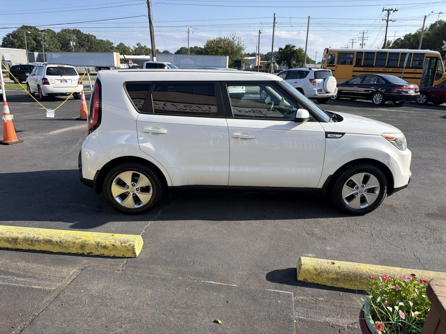 2015 White Kia Soul Base (KNDJN2A23F7) with an 1.6L L4 DOHC 16V engine, located at 5700 Curlew Drive, Norfolk, VA, 23502, (757) 455-6330, 36.841885, -76.209412- Photo#3