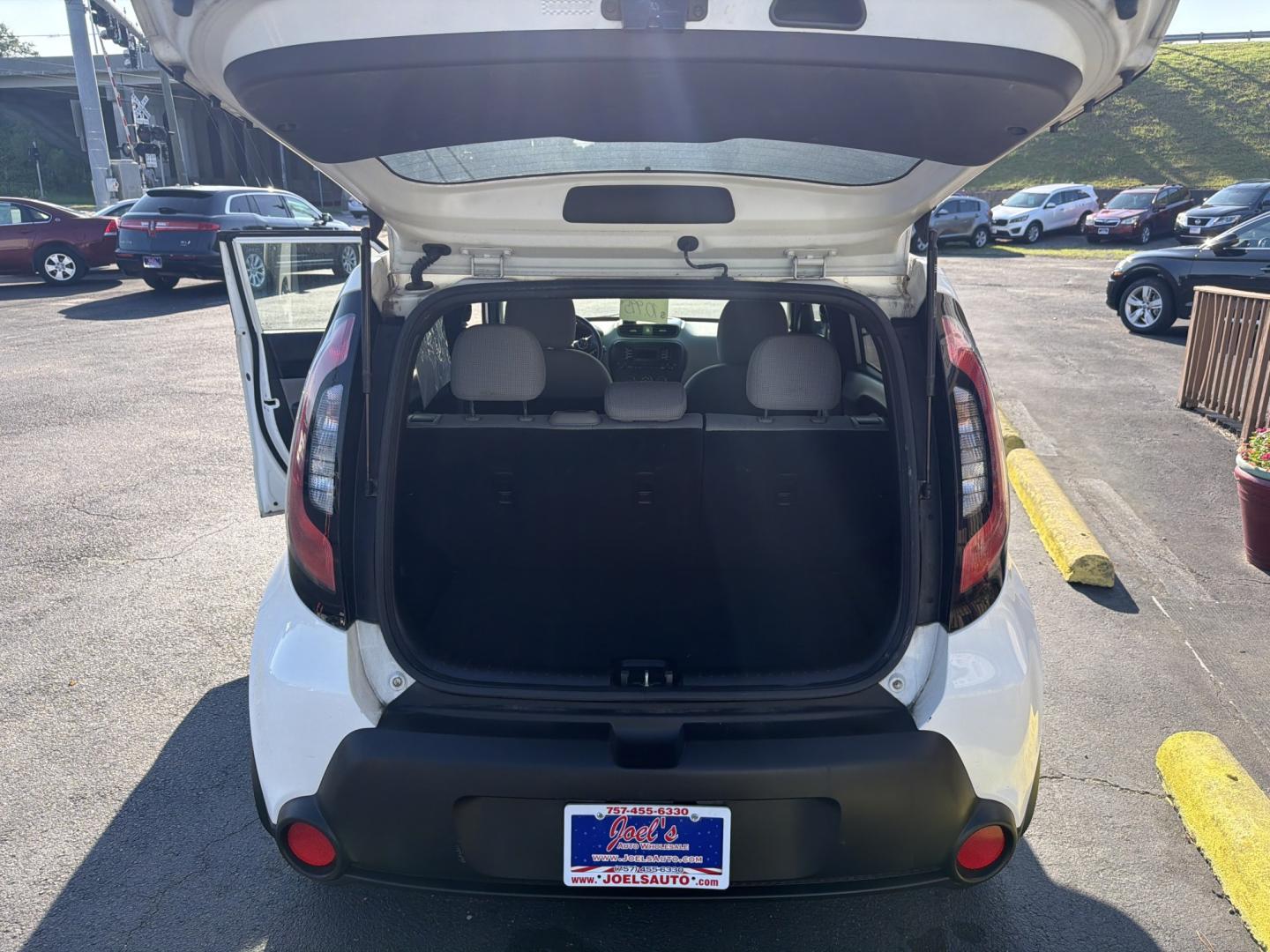 2015 White Kia Soul Base (KNDJN2A23F7) with an 1.6L L4 DOHC 16V engine, located at 5700 Curlew Drive, Norfolk, VA, 23502, (757) 455-6330, 36.841885, -76.209412- Photo#9