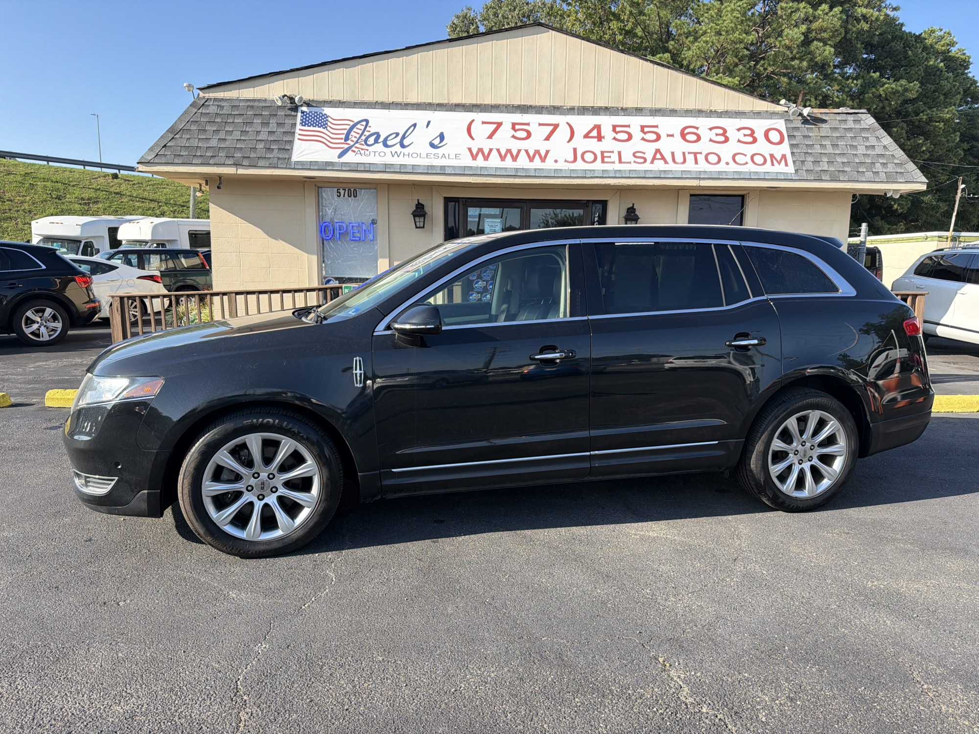 photo of 2013 Lincoln MKT 3.5L with EcoBoost AWD