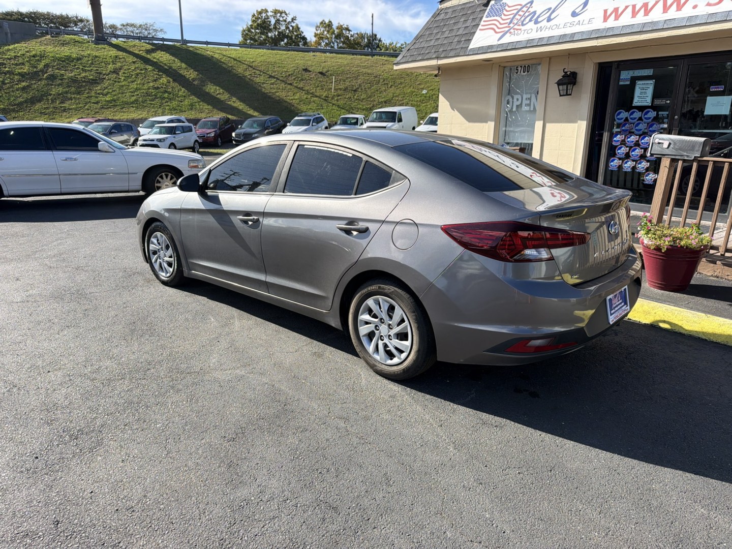 2020 Gray Hyundai Elantra SE 6AT (5NPD74LF7LH) with an 2.0L L4 DOHC 16V engine, 6A transmission, located at 5700 Curlew Drive, Norfolk, VA, 23502, (757) 455-6330, 36.841885, -76.209412- Photo#1