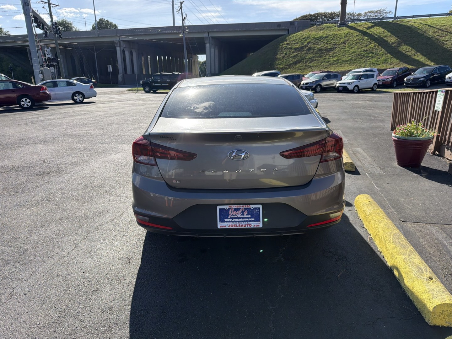 2020 Gray Hyundai Elantra SE 6AT (5NPD74LF7LH) with an 2.0L L4 DOHC 16V engine, 6A transmission, located at 5700 Curlew Drive, Norfolk, VA, 23502, (757) 455-6330, 36.841885, -76.209412- Photo#2
