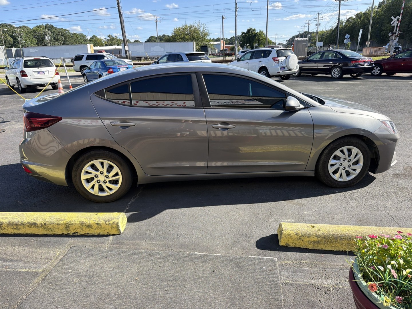 2020 Gray Hyundai Elantra SE 6AT (5NPD74LF7LH) with an 2.0L L4 DOHC 16V engine, 6A transmission, located at 5700 Curlew Drive, Norfolk, VA, 23502, (757) 455-6330, 36.841885, -76.209412- Photo#3