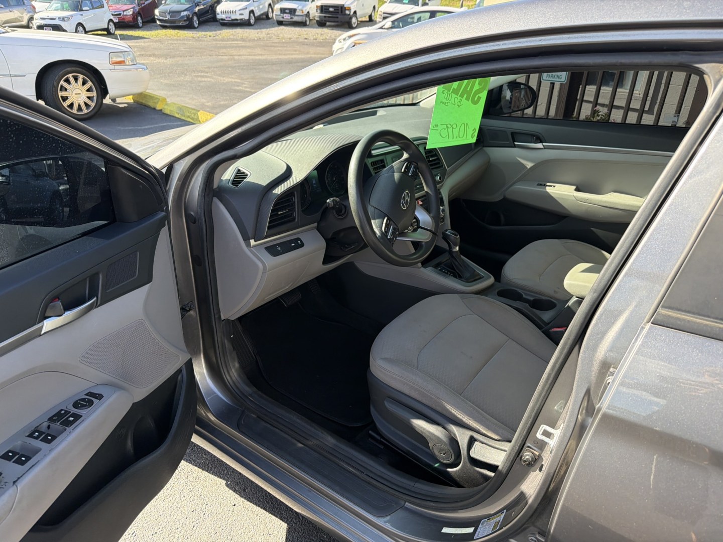 2020 Gray Hyundai Elantra SE 6AT (5NPD74LF7LH) with an 2.0L L4 DOHC 16V engine, 6A transmission, located at 5700 Curlew Drive, Norfolk, VA, 23502, (757) 455-6330, 36.841885, -76.209412- Photo#5