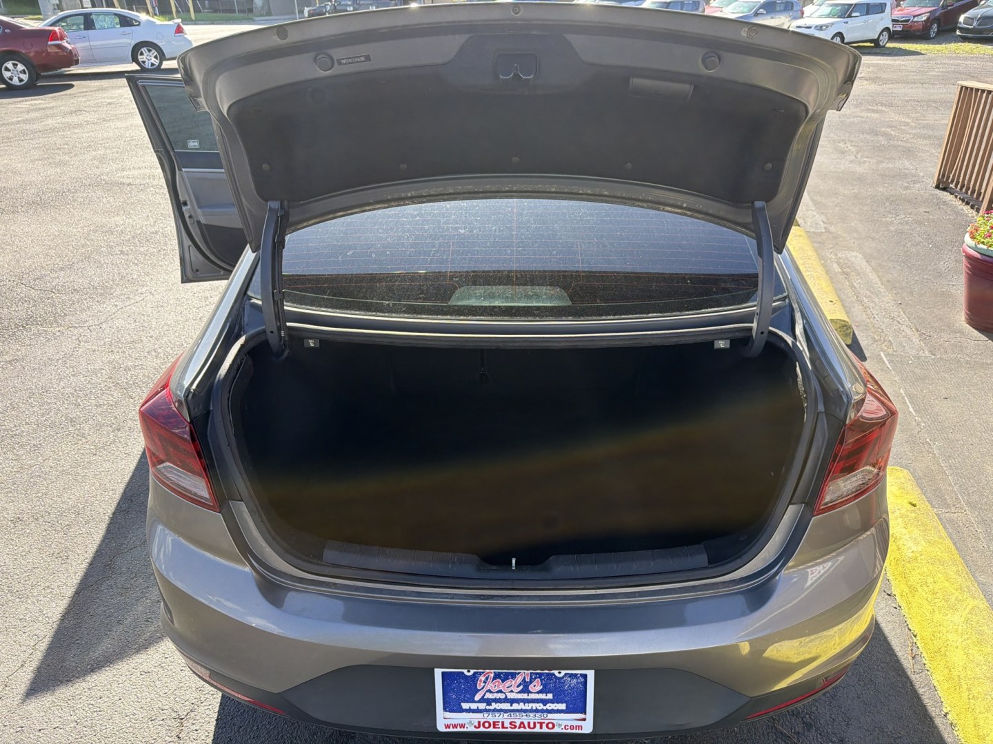2020 Gray Hyundai Elantra SE 6AT (5NPD74LF7LH) with an 2.0L L4 DOHC 16V engine, 6A transmission, located at 5700 Curlew Drive, Norfolk, VA, 23502, (757) 455-6330, 36.841885, -76.209412- Photo#9
