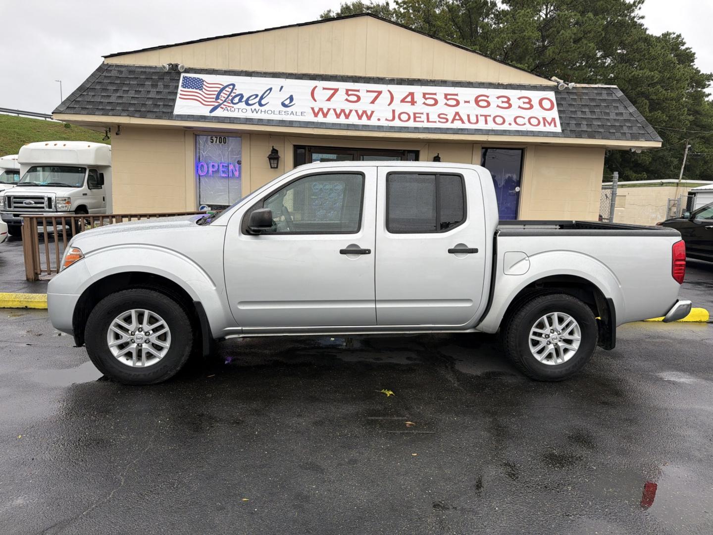 2015 Nissan Frontier SL Crew Cab 5AT 4WD (1N6AD0EV9FN) with an 4.0L V6 DOHC 24V engine, 5-Speed Automatic transmission, located at 5700 Curlew Dr., Norfolk, VA, 23502, (703) 554-4373, 36.841885, -76.209412 - Buy Here, Pay Here auto loans Quality Used Cars Norfolk VA No Credit Check auto financing- Photo#0