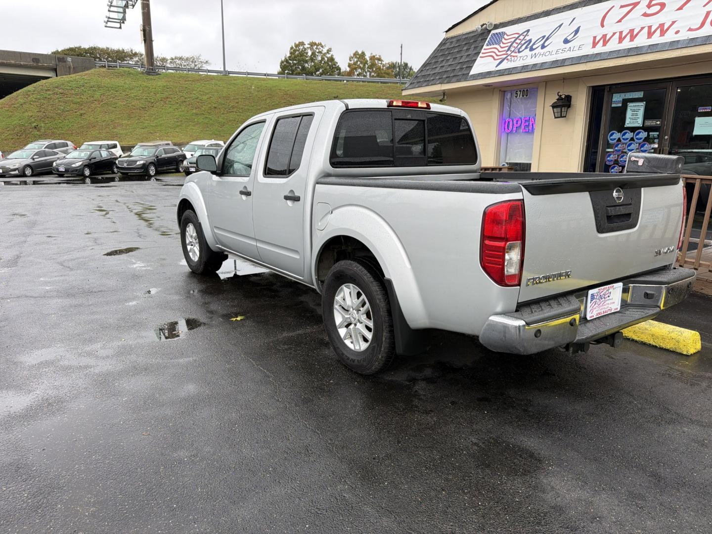 2015 Nissan Frontier SL Crew Cab 5AT 4WD (1N6AD0EV9FN) with an 4.0L V6 DOHC 24V engine, 5-Speed Automatic transmission, located at 5700 Curlew Dr., Norfolk, VA, 23502, (703) 554-4373, 36.841885, -76.209412 - Buy Here, Pay Here auto loans Quality Used Cars Norfolk VA No Credit Check auto financing- Photo#1