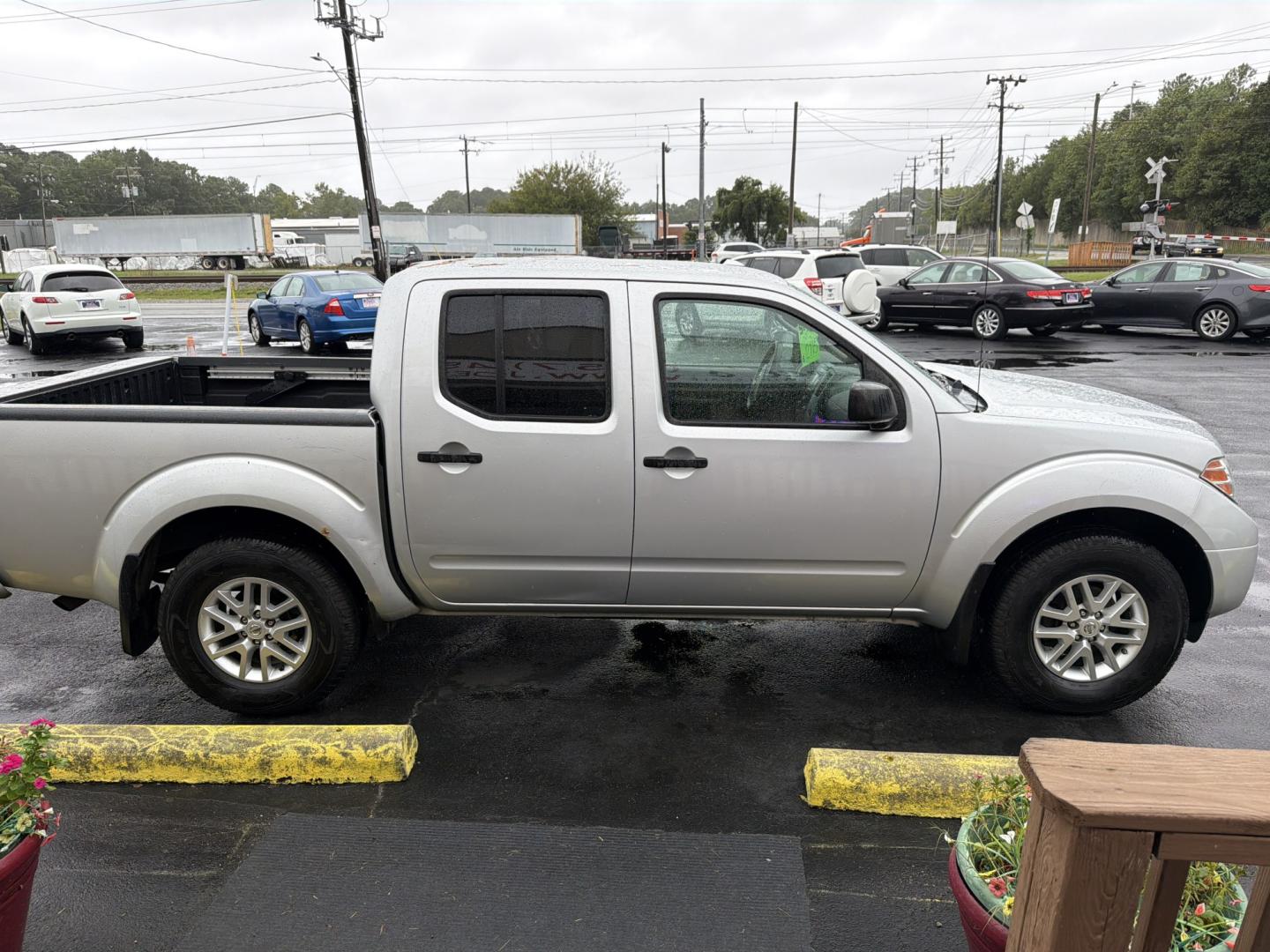 2015 Nissan Frontier SL Crew Cab 5AT 4WD (1N6AD0EV9FN) with an 4.0L V6 DOHC 24V engine, 5-Speed Automatic transmission, located at 5700 Curlew Dr., Norfolk, VA, 23502, (703) 554-4373, 36.841885, -76.209412 - Buy Here, Pay Here auto loans Quality Used Cars Norfolk VA No Credit Check auto financing- Photo#3