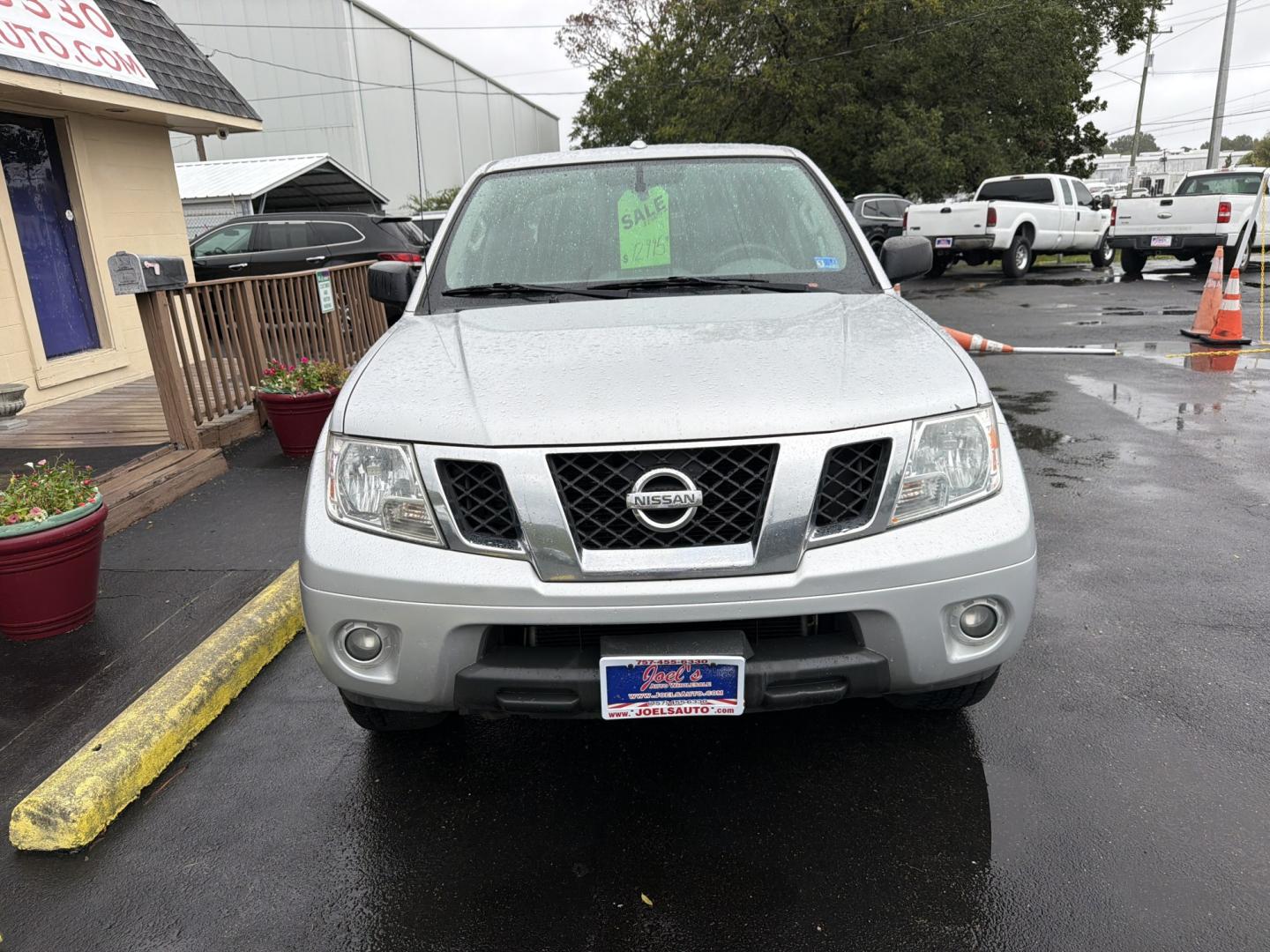2015 Nissan Frontier SL Crew Cab 5AT 4WD (1N6AD0EV9FN) with an 4.0L V6 DOHC 24V engine, 5-Speed Automatic transmission, located at 5700 Curlew Dr., Norfolk, VA, 23502, (703) 554-4373, 36.841885, -76.209412 - Buy Here, Pay Here auto loans Quality Used Cars Norfolk VA No Credit Check auto financing- Photo#4