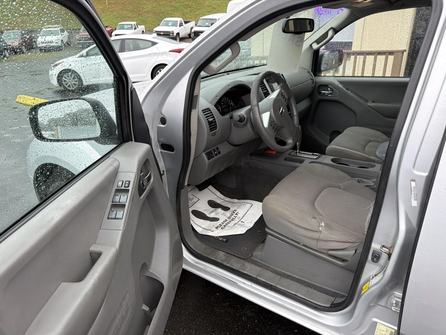 2015 Nissan Frontier SL Crew Cab 5AT 4WD (1N6AD0EV9FN) with an 4.0L V6 DOHC 24V engine, 5-Speed Automatic transmission, located at 5700 Curlew Dr., Norfolk, VA, 23502, (703) 554-4373, 36.841885, -76.209412 - Buy Here, Pay Here auto loans Quality Used Cars Norfolk VA No Credit Check auto financing- Photo#5