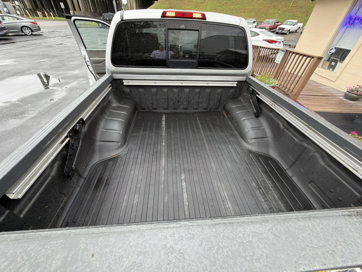2015 Nissan Frontier SL Crew Cab 5AT 4WD (1N6AD0EV9FN) with an 4.0L V6 DOHC 24V engine, 5-Speed Automatic transmission, located at 5700 Curlew Dr., Norfolk, VA, 23502, (703) 554-4373, 36.841885, -76.209412 - Buy Here, Pay Here auto loans Quality Used Cars Norfolk VA No Credit Check auto financing- Photo#9
