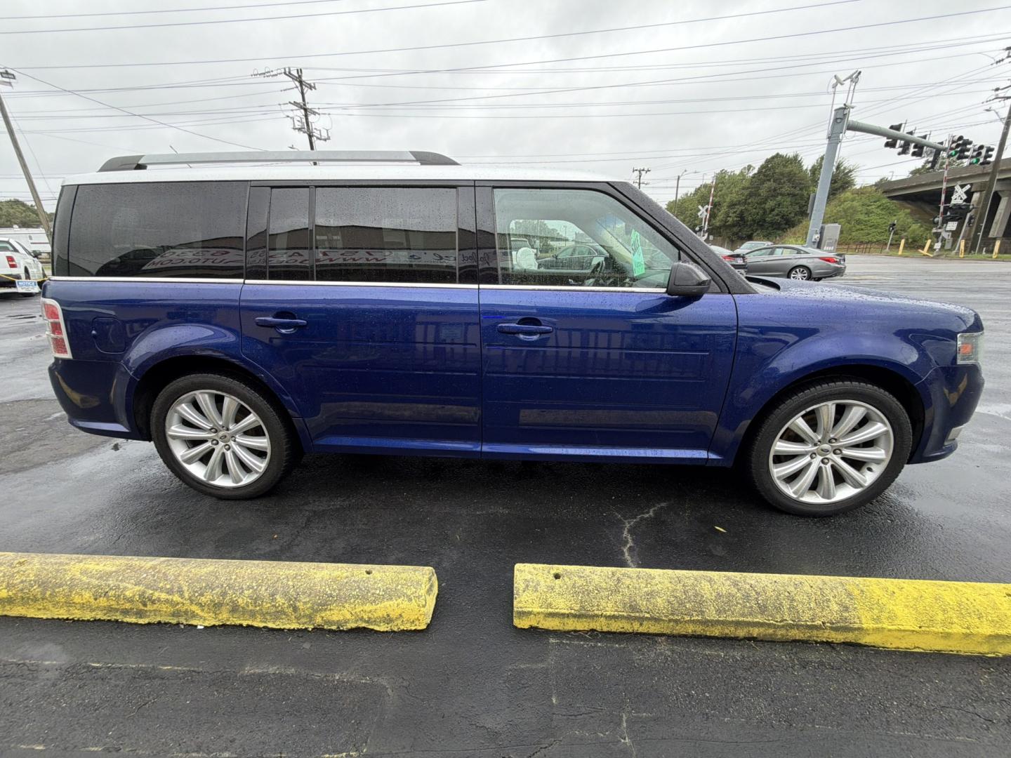 2014 Blue Ford Flex SEL FWD (2FMGK5C83EB) with an 3.5L V6 DOHC 24V engine, 6-Speed Automatic Overdrive transmission, located at 5700 Curlew Drive, Norfolk, VA, 23502, (757) 455-6330, 36.841885, -76.209412- Photo#3