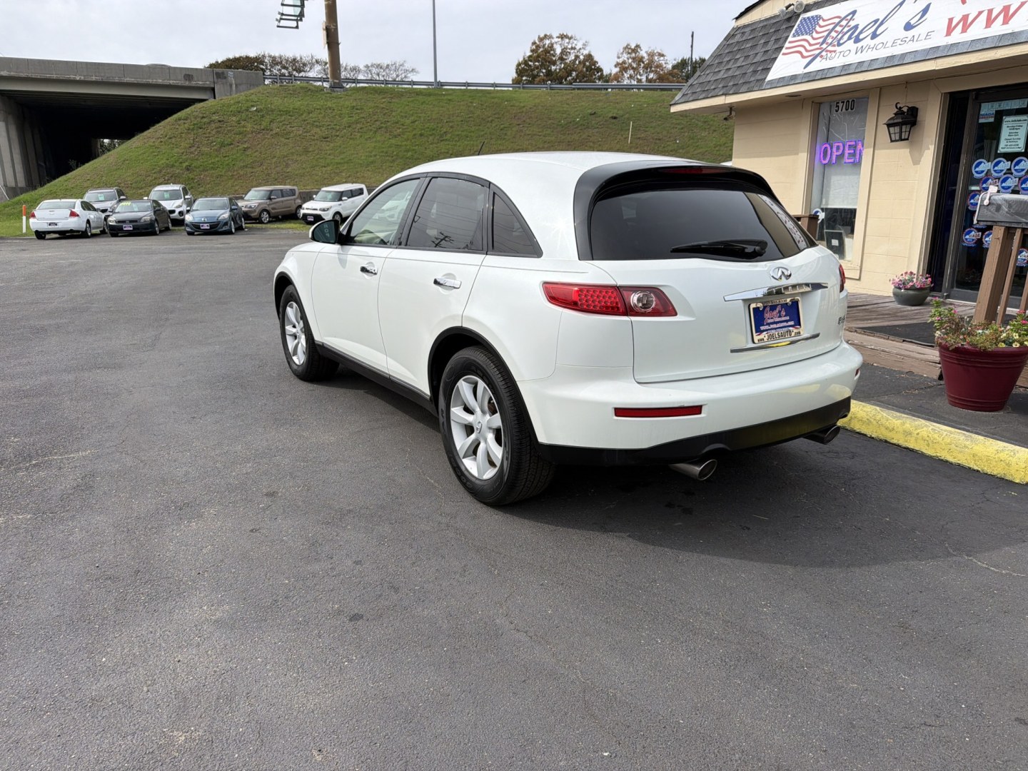 2004 WHITE Infiniti FX FX35 2WD (JNRAS08UX4X) with an 3.5L V6 DOHC 32V engine, 5A OD transmission, located at 5700 Curlew Drive, Norfolk, VA, 23502, (757) 455-6330, 36.841885, -76.209412- Photo#1