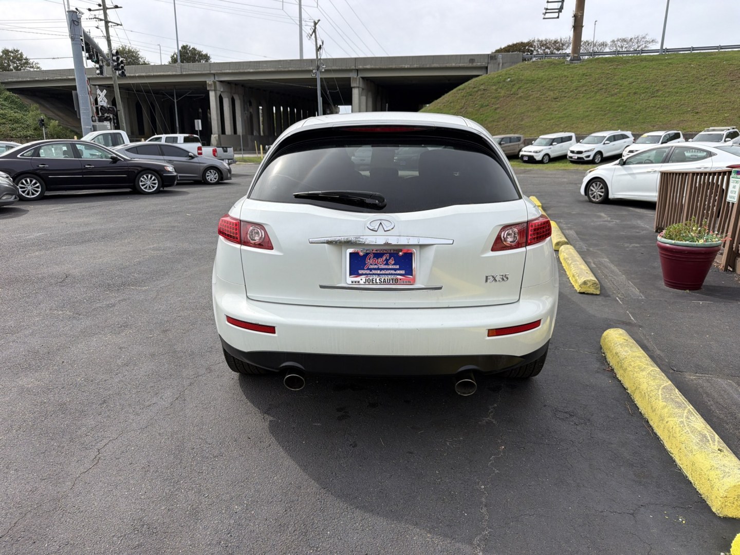 2004 WHITE Infiniti FX FX35 2WD (JNRAS08UX4X) with an 3.5L V6 DOHC 32V engine, 5A OD transmission, located at 5700 Curlew Drive, Norfolk, VA, 23502, (757) 455-6330, 36.841885, -76.209412- Photo#2