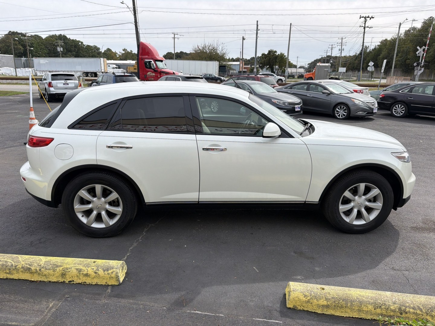 2004 WHITE Infiniti FX FX35 2WD (JNRAS08UX4X) with an 3.5L V6 DOHC 32V engine, 5A OD transmission, located at 5700 Curlew Drive, Norfolk, VA, 23502, (757) 455-6330, 36.841885, -76.209412- Photo#3