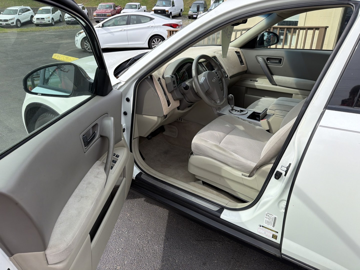 2004 WHITE Infiniti FX FX35 2WD (JNRAS08UX4X) with an 3.5L V6 DOHC 32V engine, 5A OD transmission, located at 5700 Curlew Drive, Norfolk, VA, 23502, (757) 455-6330, 36.841885, -76.209412- Photo#5