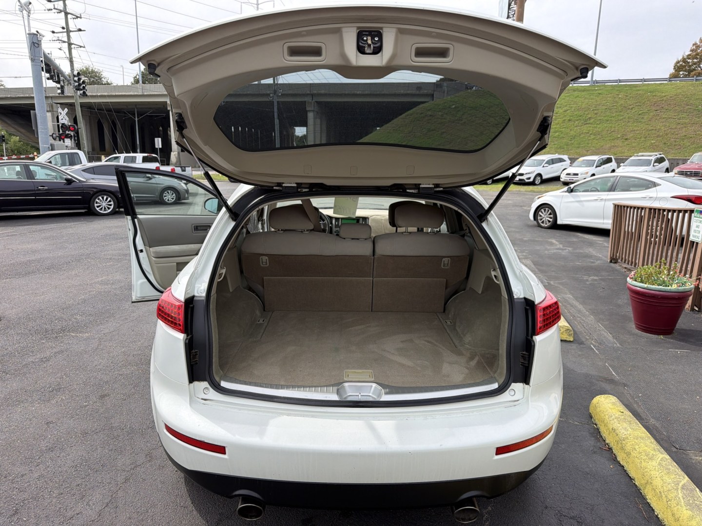 2004 WHITE Infiniti FX FX35 2WD (JNRAS08UX4X) with an 3.5L V6 DOHC 32V engine, 5A OD transmission, located at 5700 Curlew Drive, Norfolk, VA, 23502, (757) 455-6330, 36.841885, -76.209412- Photo#9