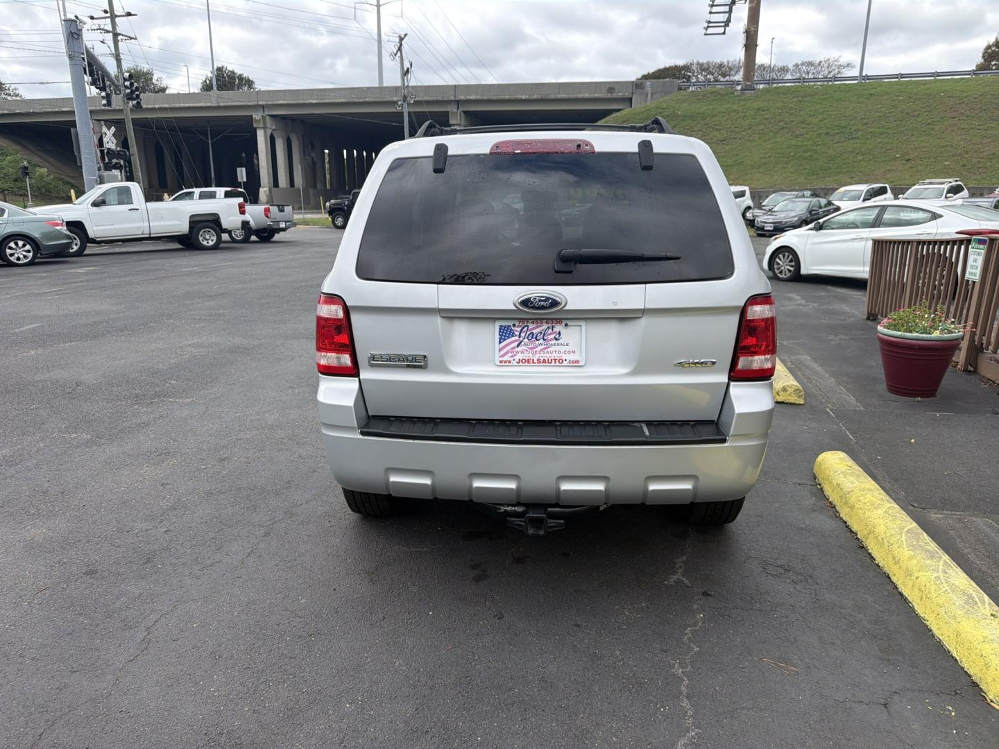 2008 Silver Ford Escape Limited 4WD (1FMCU94158K) with an 3.0L V6 DOHC 24V engine, 4A OD transmission, located at 5700 Curlew Drive, Norfolk, VA, 23502, (757) 455-6330, 36.841885, -76.209412 - Buy Here, Pay Here auto loans Quality Used Cars Norfolk VA No Credit Check auto financing- Photo#2