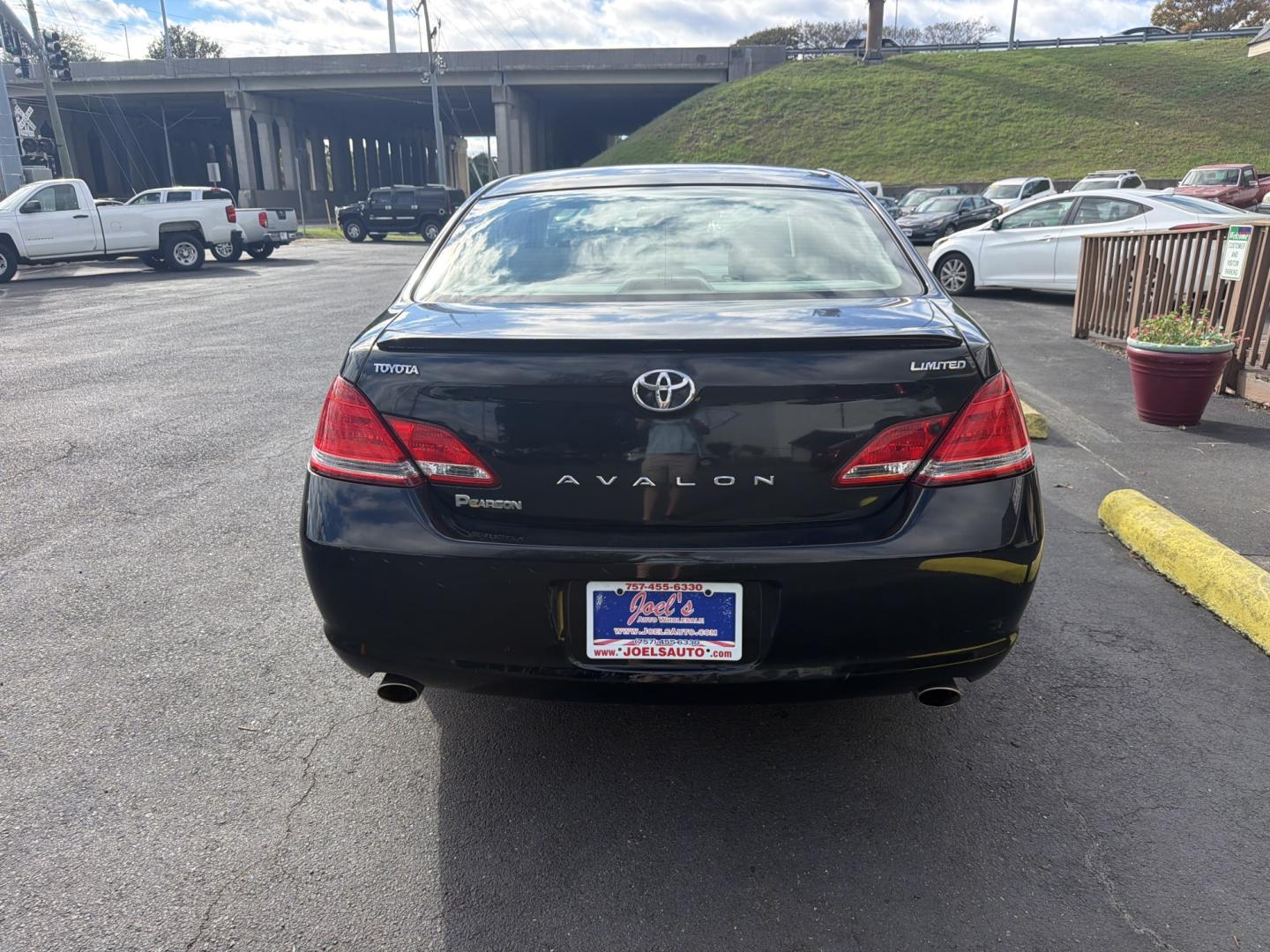 2005 Black Toyota Avalon Limited (4T1BK36B95U) with an 3.5L V6 DOHC 24V engine, 5A OD transmission, located at 5700 Curlew Drive, Norfolk, VA, 23502, (757) 455-6330, 36.841885, -76.209412 - Buy Here, Pay Here auto loans Quality Used Cars Norfolk VA No Credit Check auto financing- Photo#2