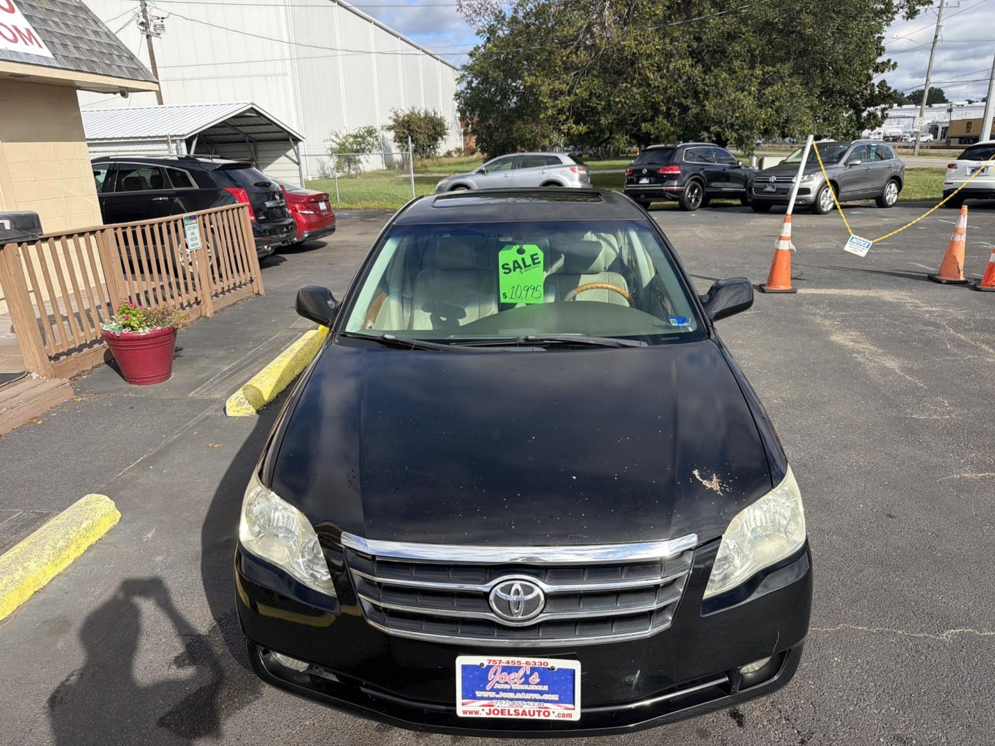 2005 Black Toyota Avalon Limited (4T1BK36B95U) with an 3.5L V6 DOHC 24V engine, 5A OD transmission, located at 5700 Curlew Drive, Norfolk, VA, 23502, (757) 455-6330, 36.841885, -76.209412 - Buy Here, Pay Here auto loans Quality Used Cars Norfolk VA No Credit Check auto financing- Photo#4