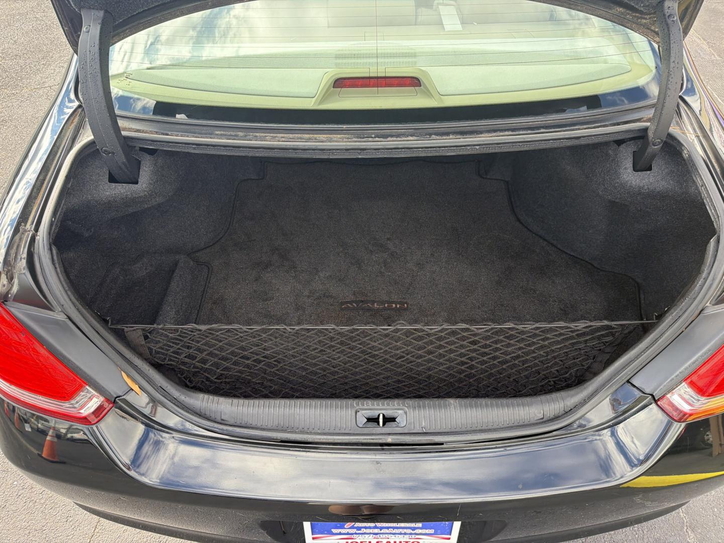 2005 Black Toyota Avalon Limited (4T1BK36B95U) with an 3.5L V6 DOHC 24V engine, 5A OD transmission, located at 5700 Curlew Drive, Norfolk, VA, 23502, (757) 455-6330, 36.841885, -76.209412 - Buy Here, Pay Here auto loans Quality Used Cars Norfolk VA No Credit Check auto financing- Photo#9