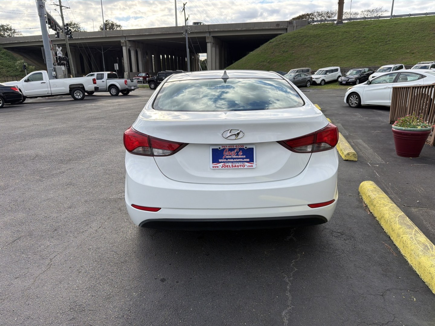 2015 WHITE Hyundai Elantra Limited (5NPDH4AE7FH) with an 1.8L L4 DOHC 16V engine, 6A transmission, located at 5700 Curlew Drive, Norfolk, VA, 23502, (757) 455-6330, 36.841885, -76.209412- Photo#2