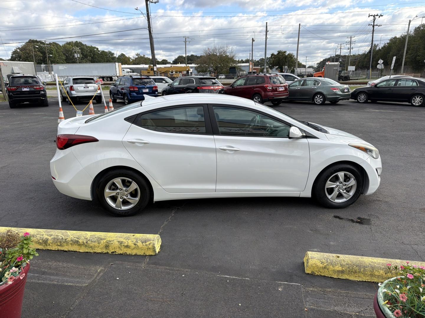 2015 WHITE Hyundai Elantra Limited (5NPDH4AE7FH) with an 1.8L L4 DOHC 16V engine, 6A transmission, located at 5700 Curlew Drive, Norfolk, VA, 23502, (757) 455-6330, 36.841885, -76.209412- Photo#3
