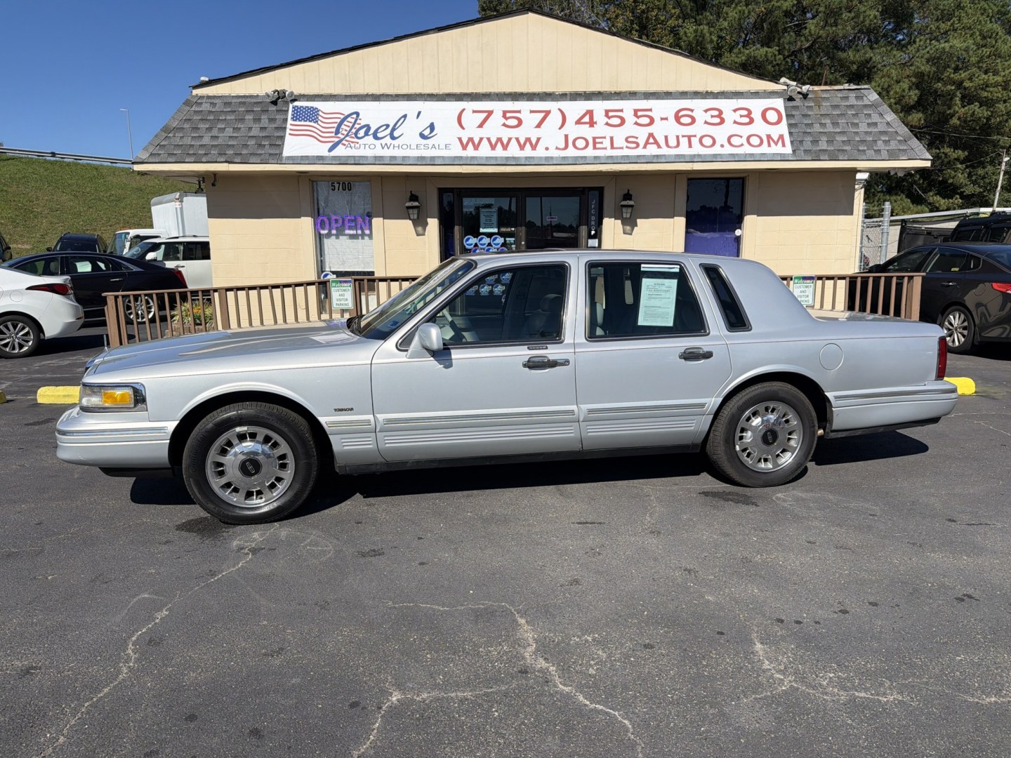 1996 Silver Lincoln Town Car Cartier (1LNLM83W2TY) with an 4.6L V8 SOHC 16V engine, 4A OD transmission, located at 5700 Curlew Dr., Norfolk, VA, 23502, (703) 554-4373, 36.841885, -76.209412- Photo#0